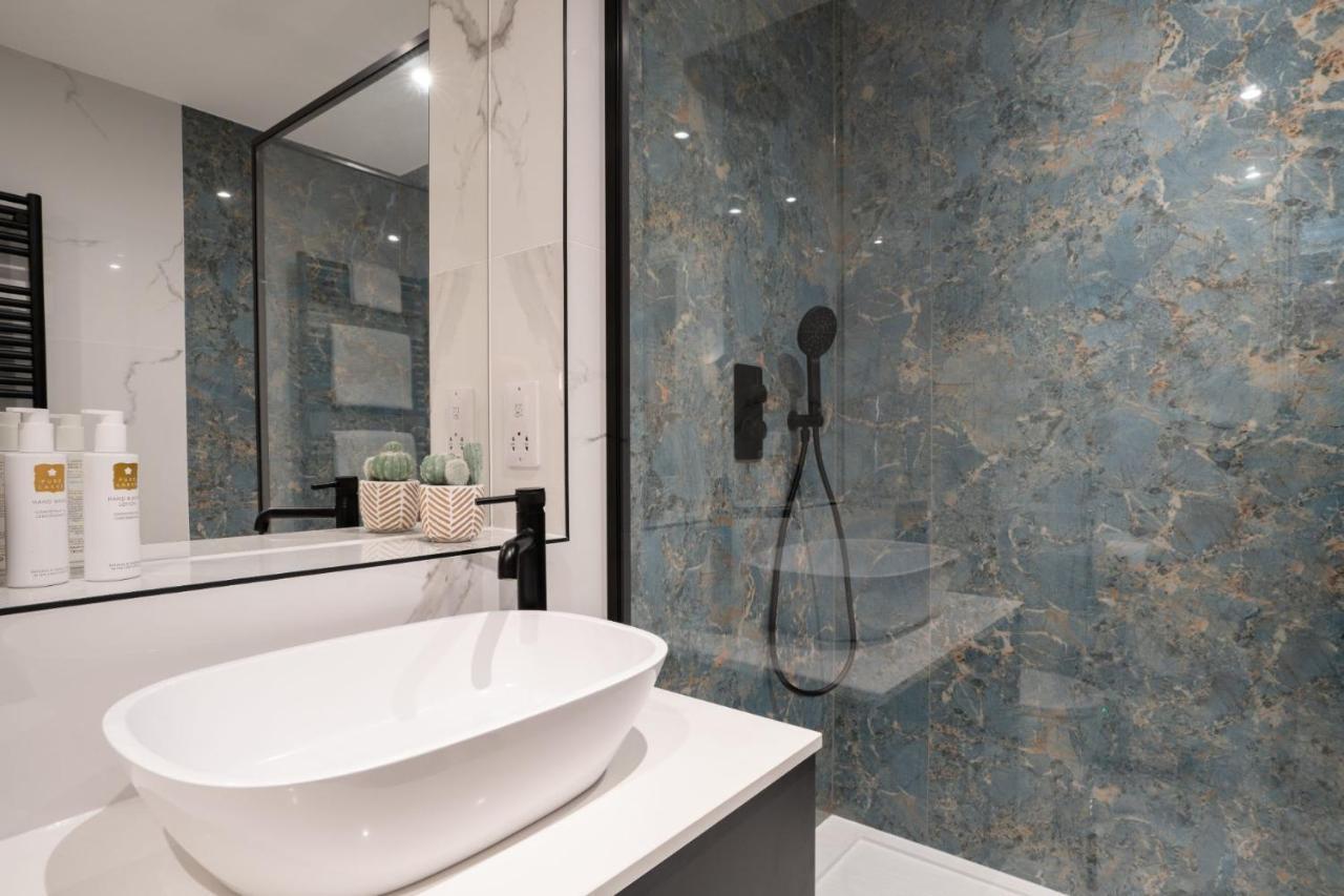 Brand New - Contemporary - 2 Bedroom - 2 Bathroom - Spacious Apartment - Lake Views Ambleside Ngoại thất bức ảnh